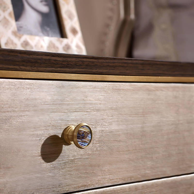 3 reasons to tell you why your bedroom lacks a bedside table!